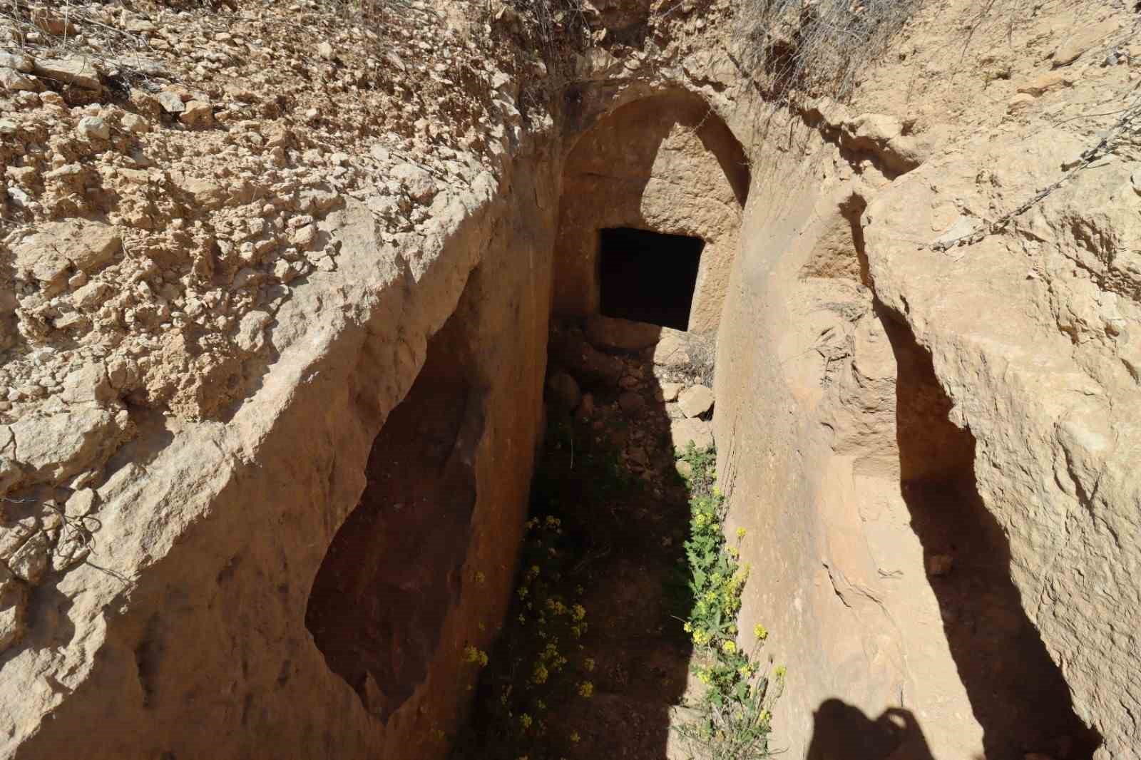 Şanlıurfa’da bulunan kaya mezarı kayıt altına alındı