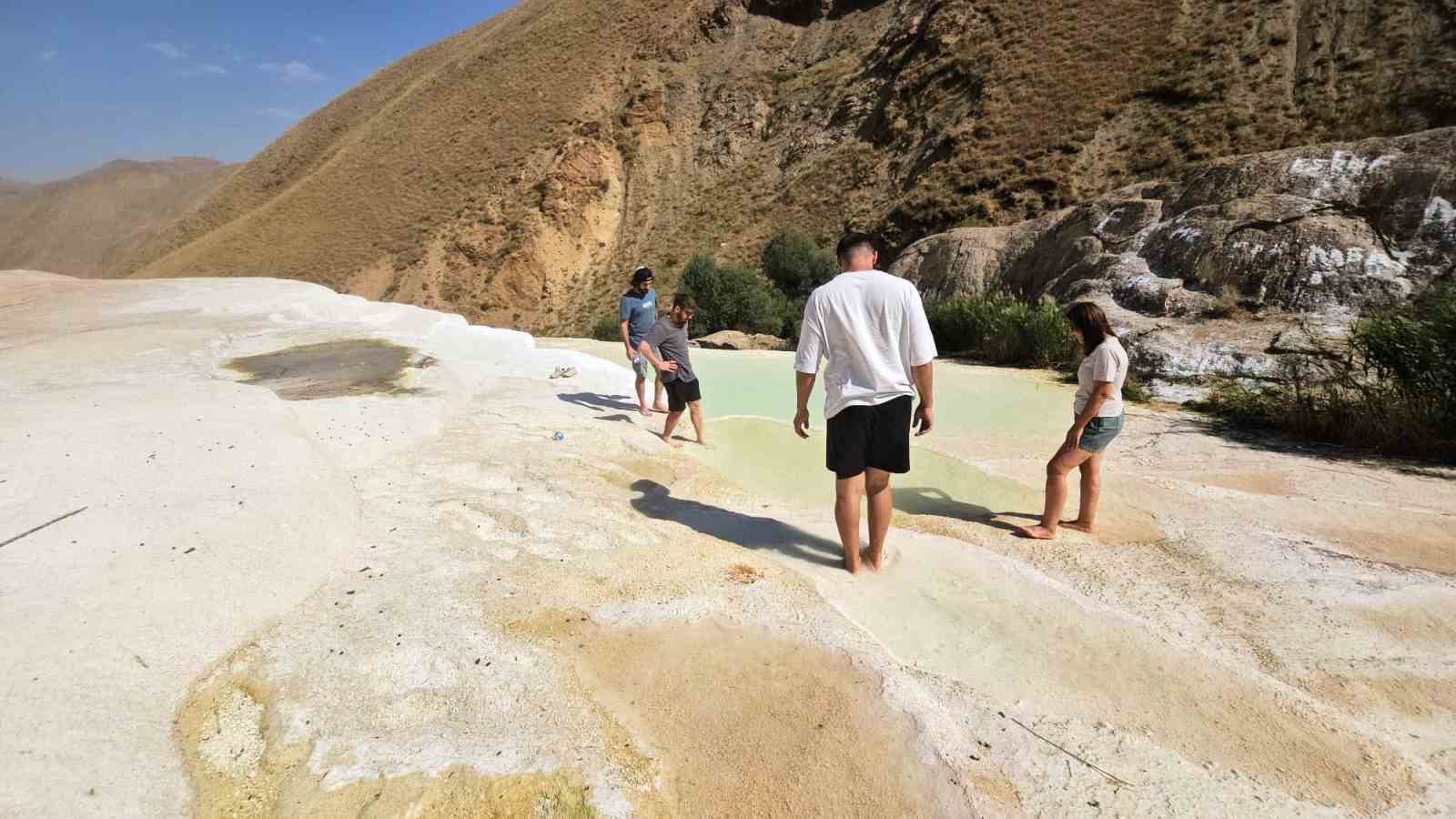 Başkale travertenleri, Pamukkale’yi aratmıyor