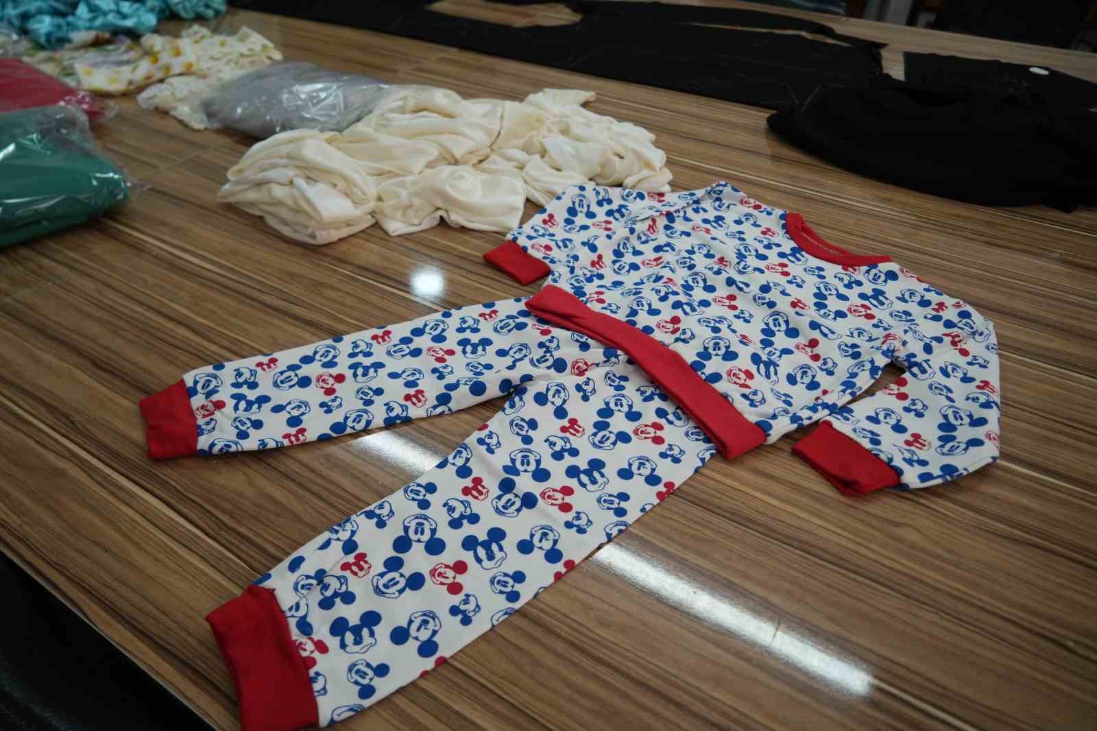 Niğdeli kursiyerler Gazzeli çocuklar için binlerce kıyafet dikti