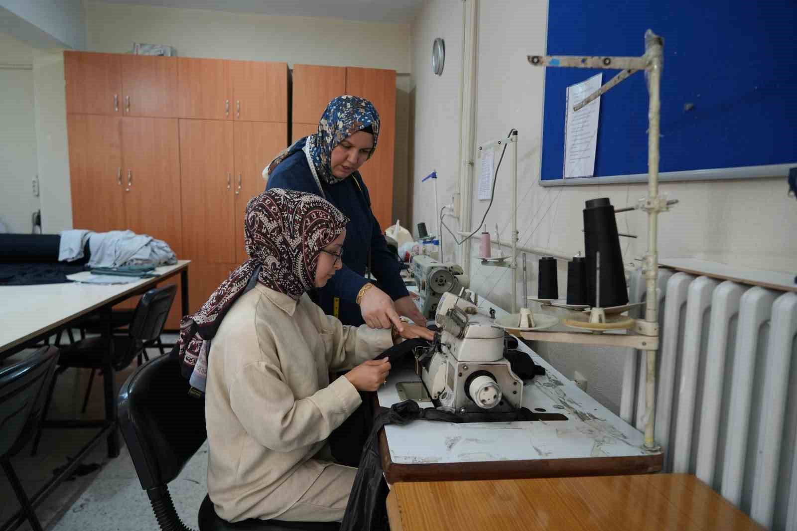 Niğdeli kursiyerler Gazzeli çocuklar için binlerce kıyafet dikti