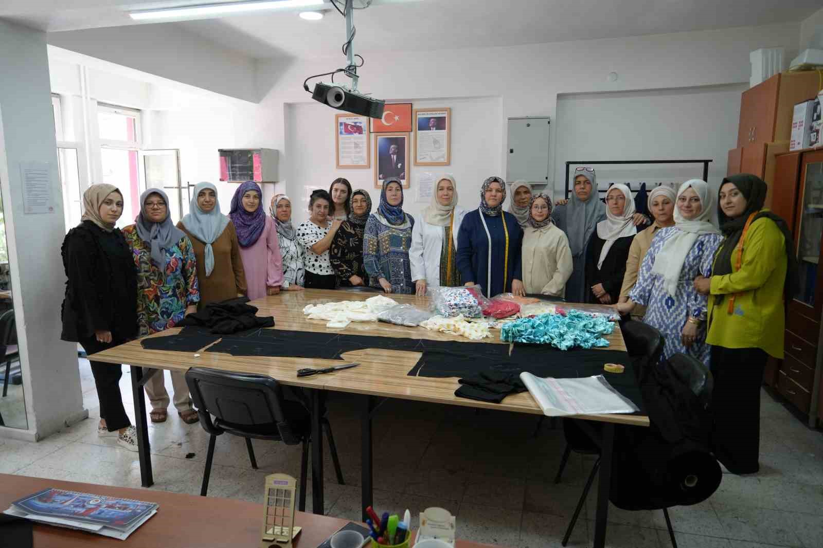 Niğdeli kursiyerler Gazzeli çocuklar için binlerce kıyafet dikti