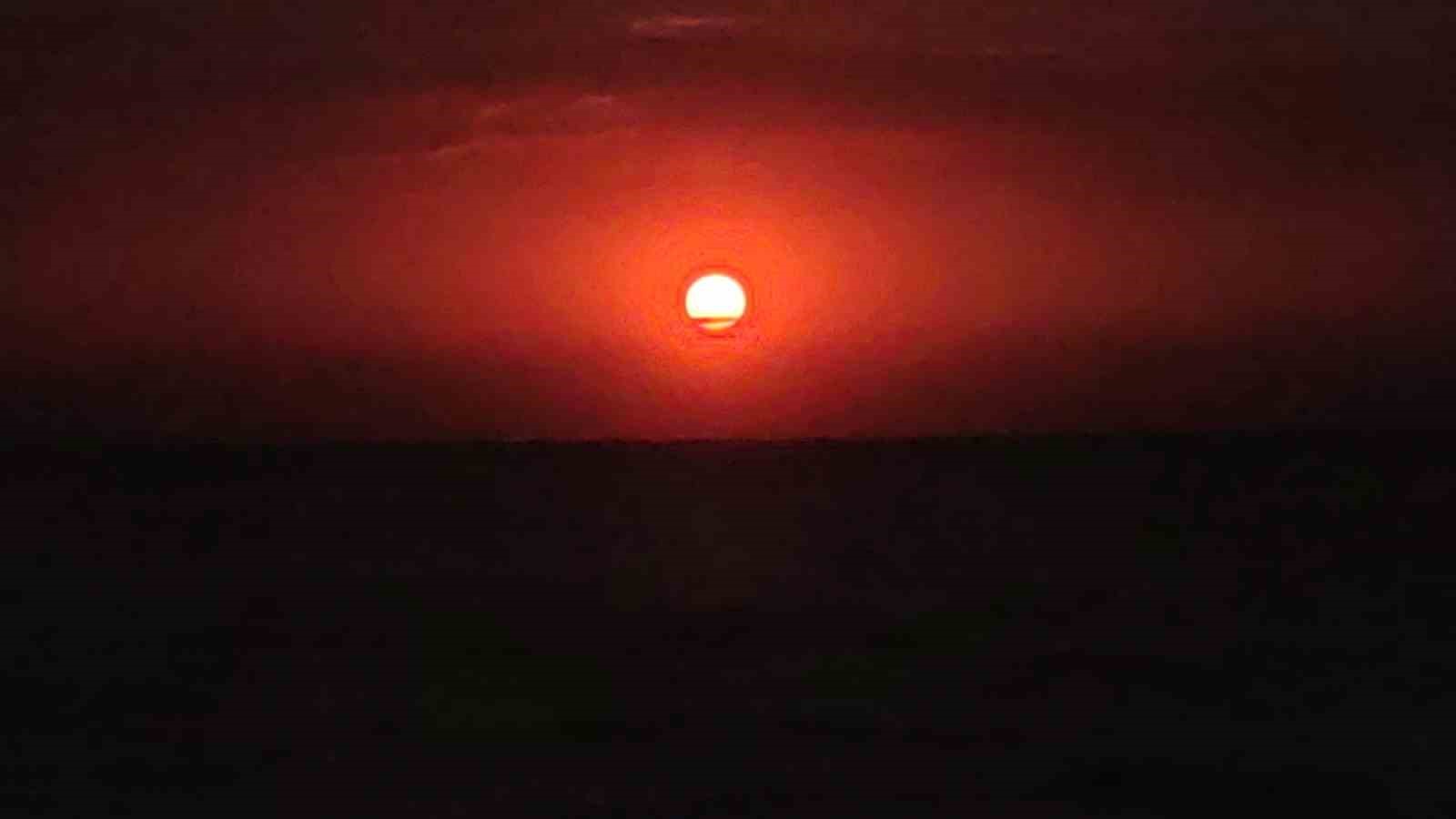 Gün batımı Van Gölü’nde seyirlik bir güzellik sunuyor