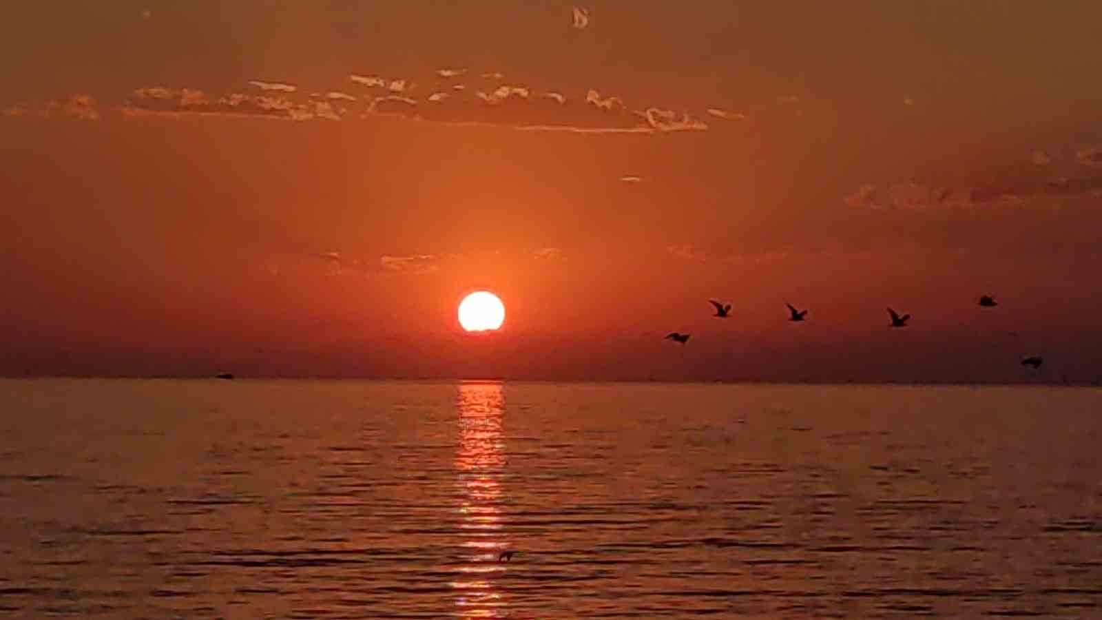Gün batımı Van Gölü’nde seyirlik bir güzellik sunuyor
