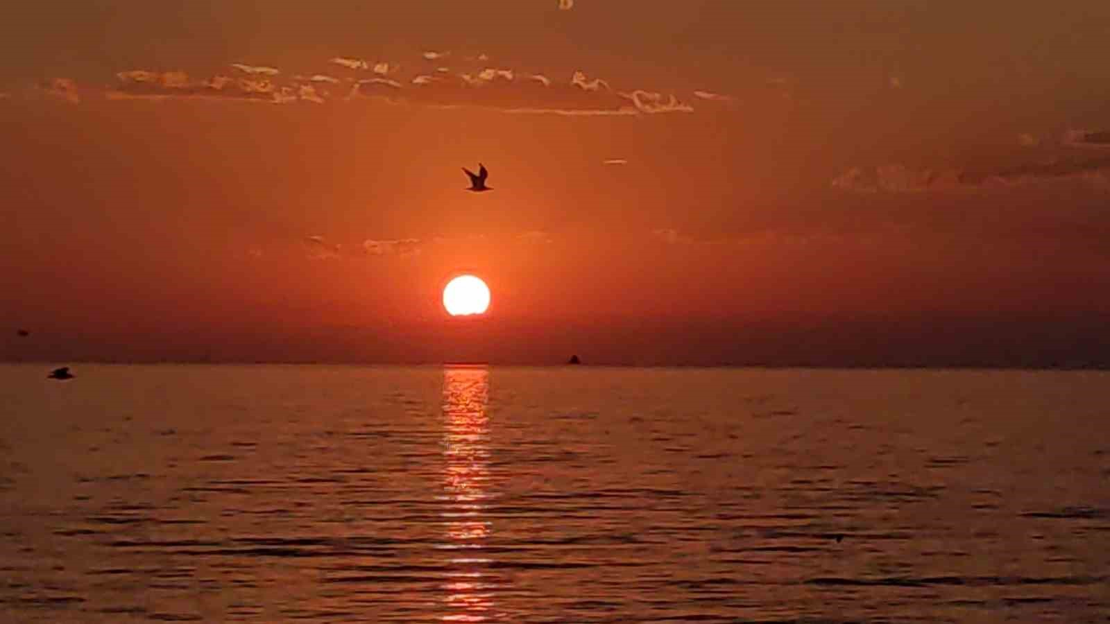 Gün batımı Van Gölü’nde seyirlik bir güzellik sunuyor