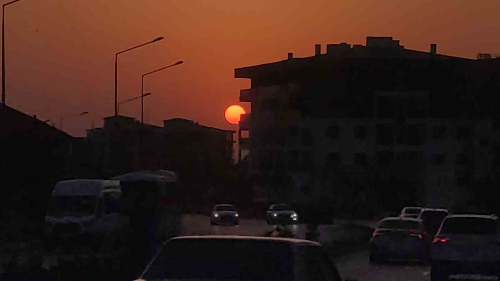 Gün batımı Van Gölü’nde seyirlik bir güzellik sunuyor