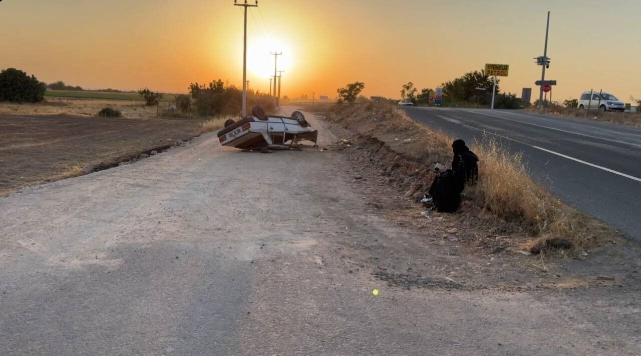 Ters dönen araçtan çıkan kadın oturup Kuran’ı Kerim okudu