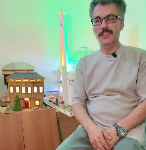 Atık tahtaları maketten eserlere dönüştürüyor