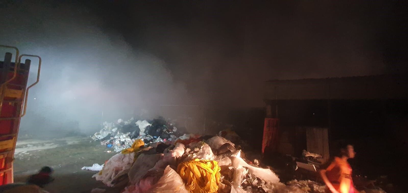 Çöp toplama merkezinde yangın