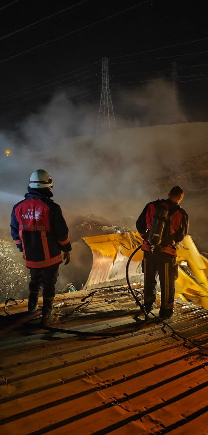 Çöp toplama merkezinde yangın