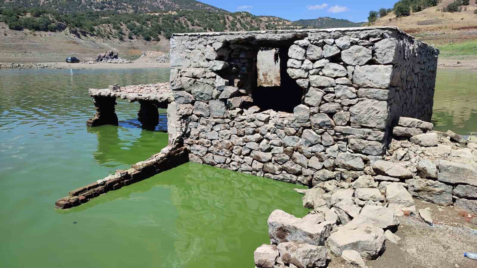 Ankara’da kuraklık alarmı: Barajlarda suların azalmasıyla eski yerleşim yerleri gün yüzüne çıktı