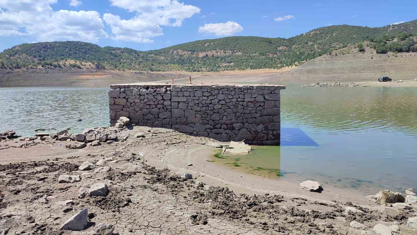 Ankara’da kuraklık alarmı: Barajlarda suların azalmasıyla eski yerleşim yerleri gün yüzüne çıktı