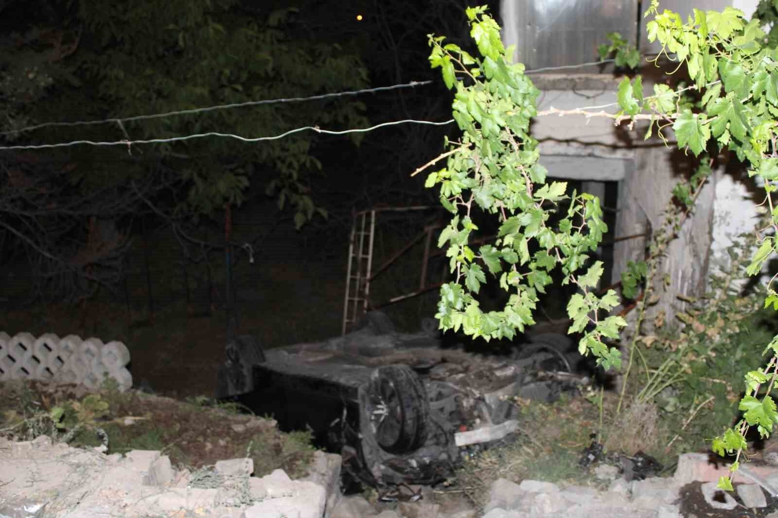 Ehliyetsiz sürücü evin bahçesine uçtu: 3 yaralı