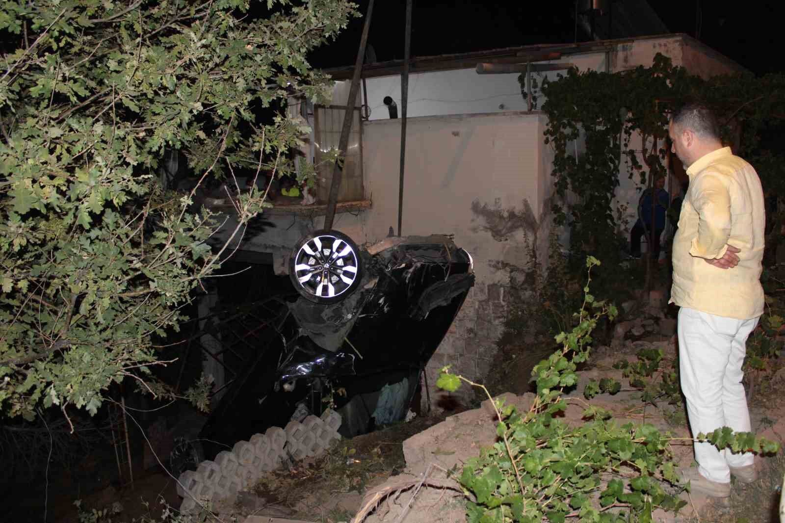 Ehliyetsiz sürücü evin bahçesine uçtu: 3 yaralı