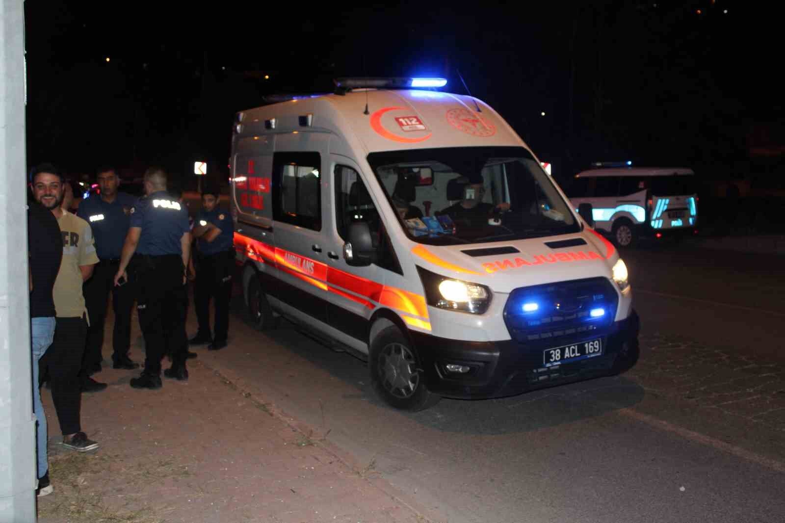 Ehliyetsiz sürücü evin bahçesine uçtu: 3 yaralı