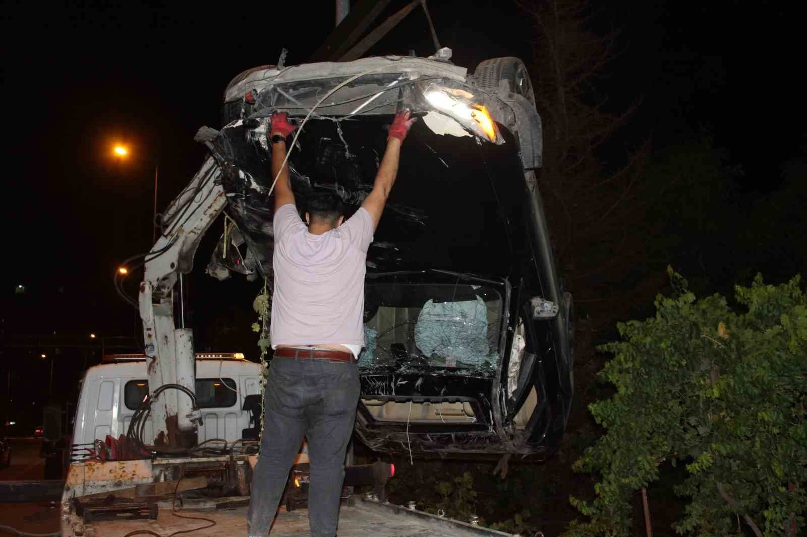 Ehliyetsiz sürücü evin bahçesine uçtu: 3 yaralı