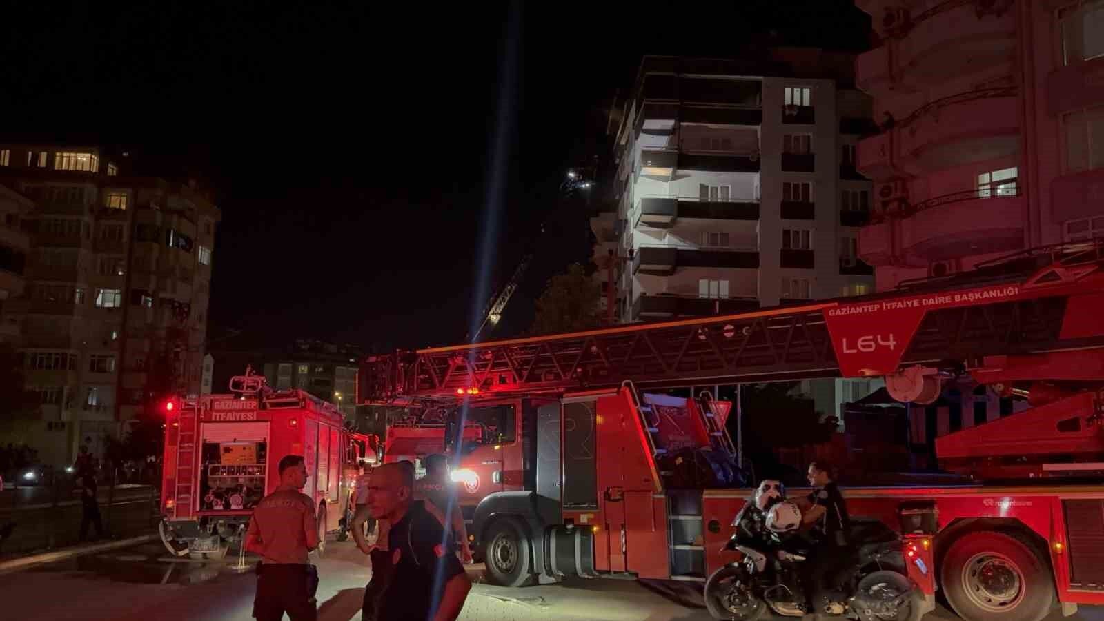 Gaziantep’te 7 katlı binada yangın paniği