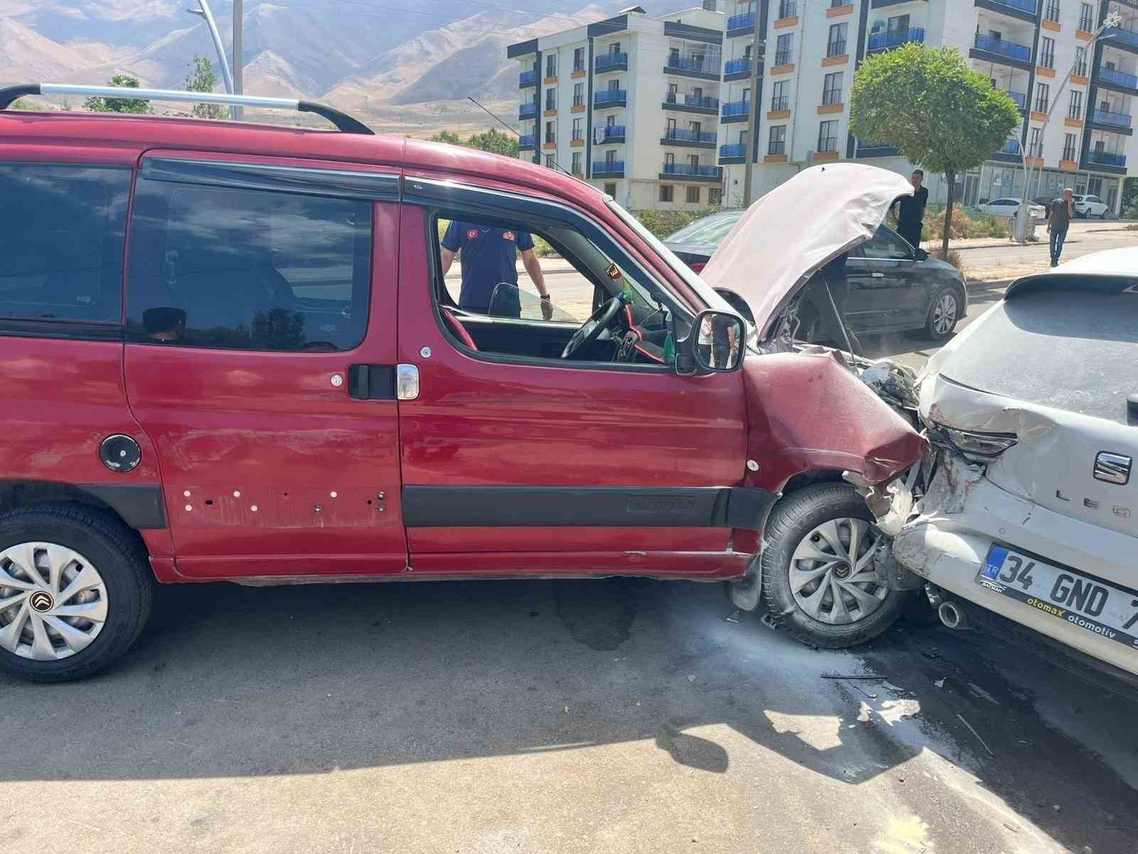 Gevaş’ta zincirleme kaza: 1 yaralı