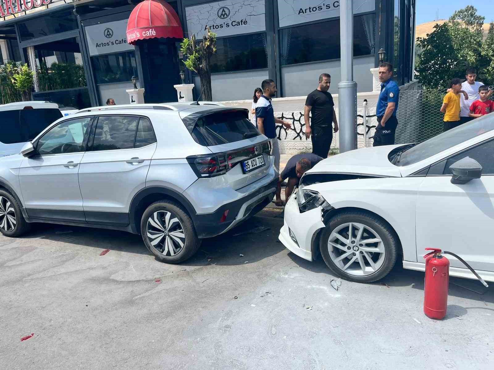 Gevaş’ta zincirleme kaza: 1 yaralı