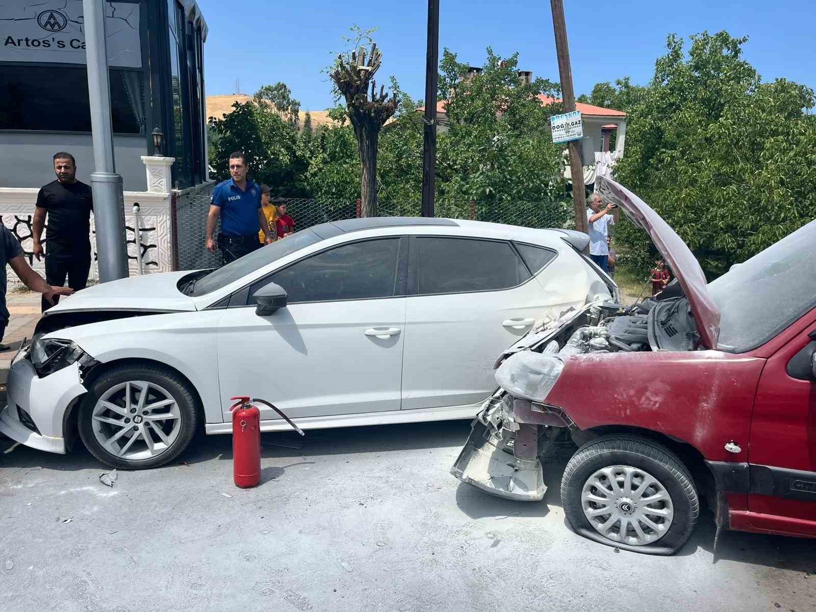 Gevaş’ta zincirleme kaza: 1 yaralı