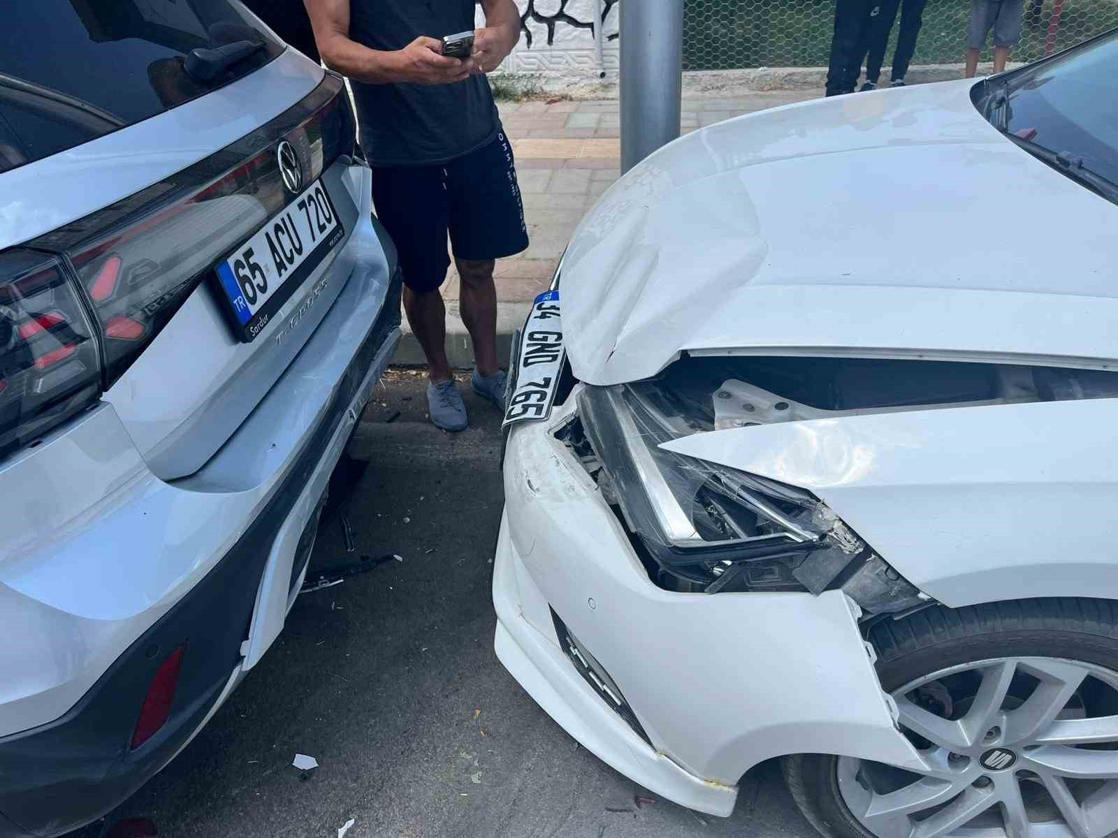 Gevaş’ta zincirleme kaza: 1 yaralı