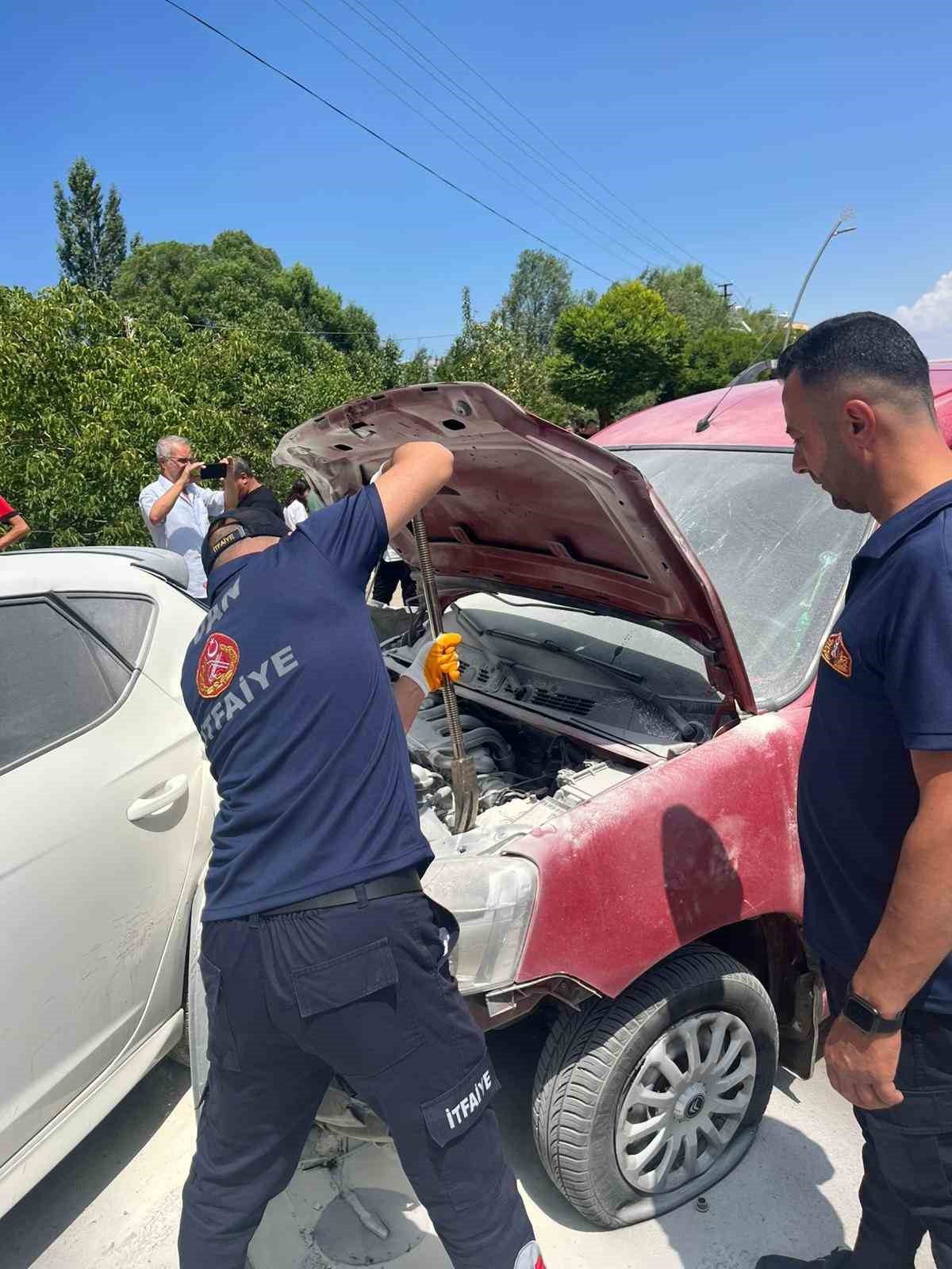 Gevaş’ta zincirleme kaza: 1 yaralı