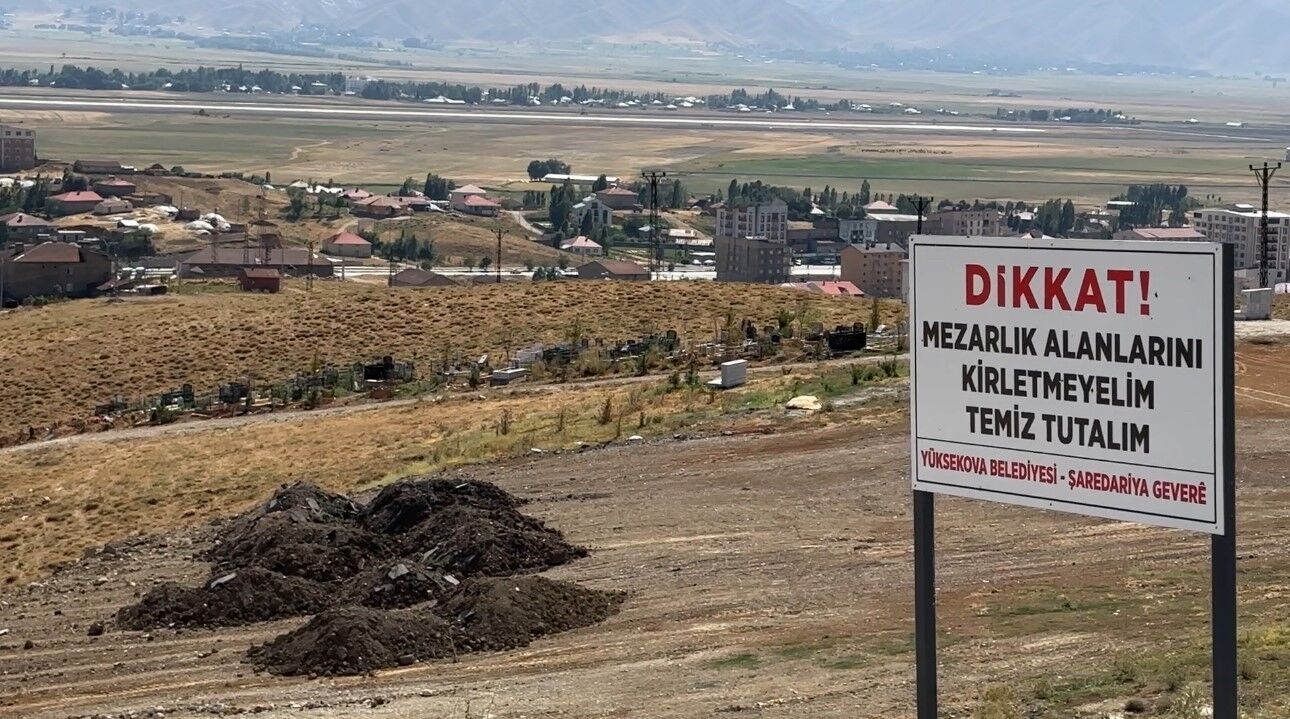 Yüksekova’da mezarlık yanına bırakılan bira şişeleri tepki topladı