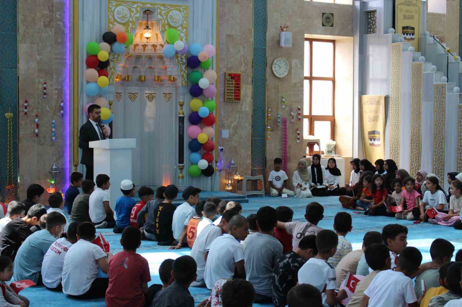 Çaldıran’da Yaz Kur’an Kursları sona erdi: Başarılı öğrencilere ödüllerini kaymakam ve müftü takdim etti