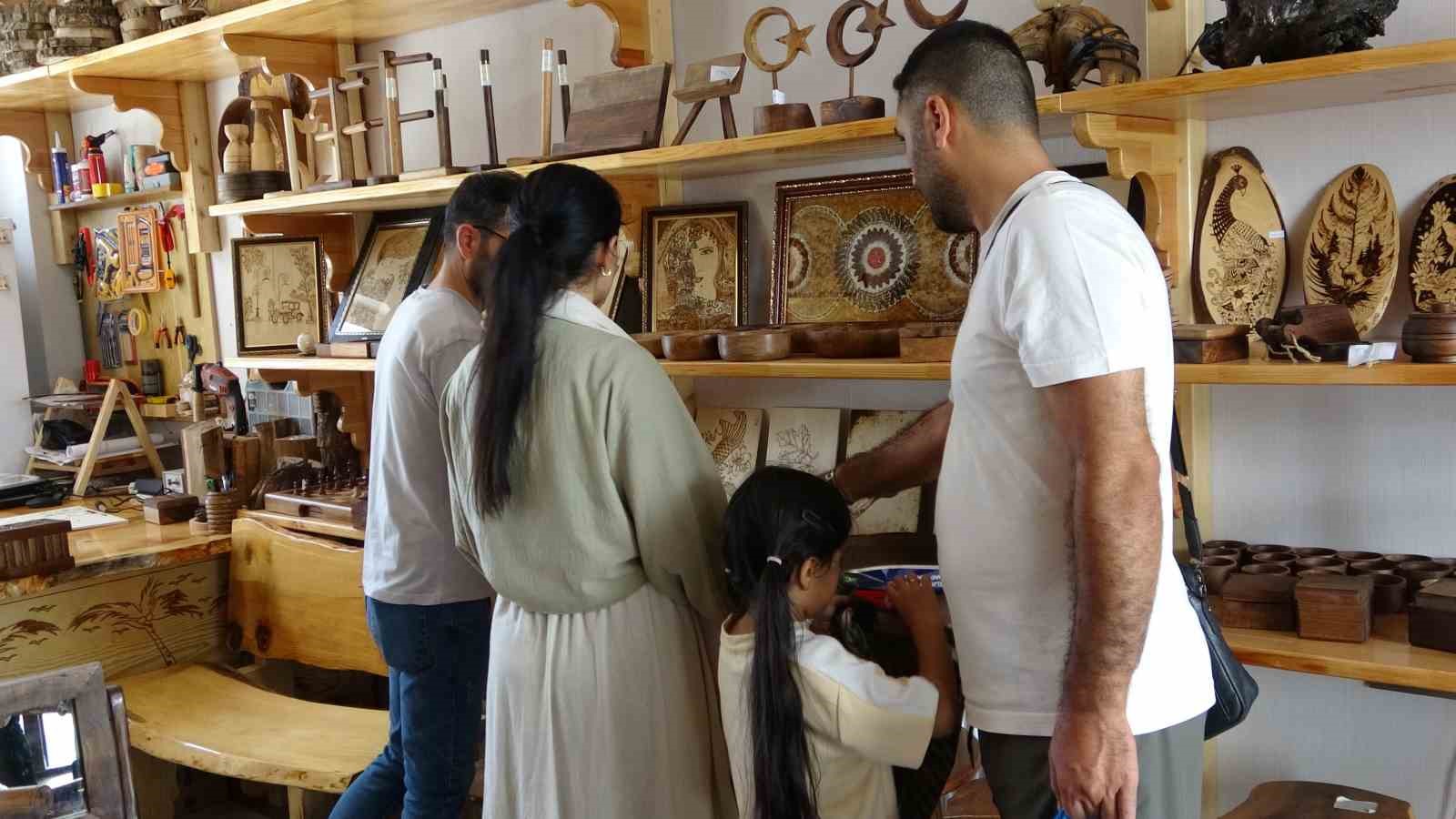 Bahçesaray’ın ceviz ağaçları sanat eserine dönüşüyor