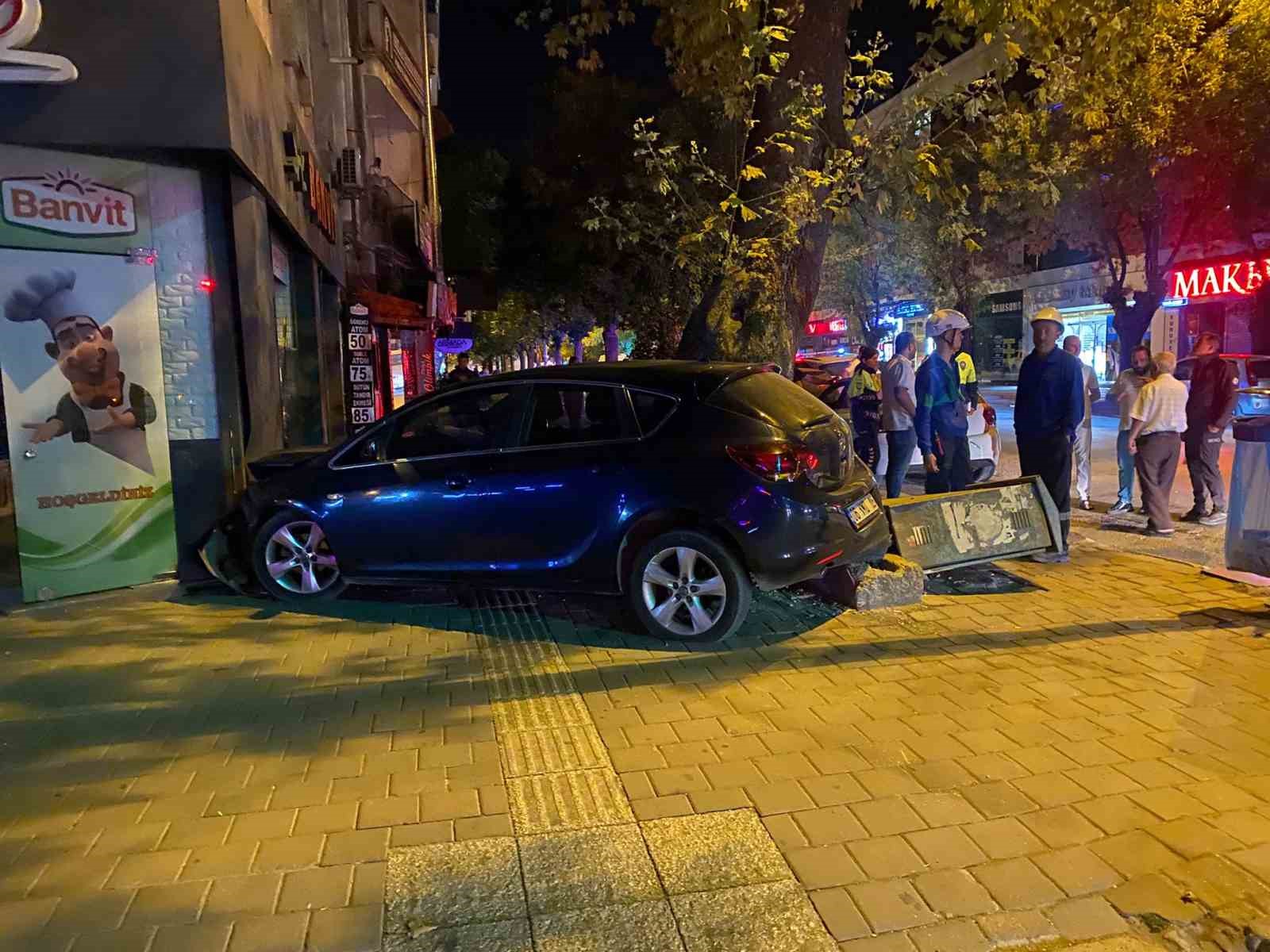 Bursa’da kontrolden çıkan otomobil önce elektrik panosuna ardından motosiklete çarptı