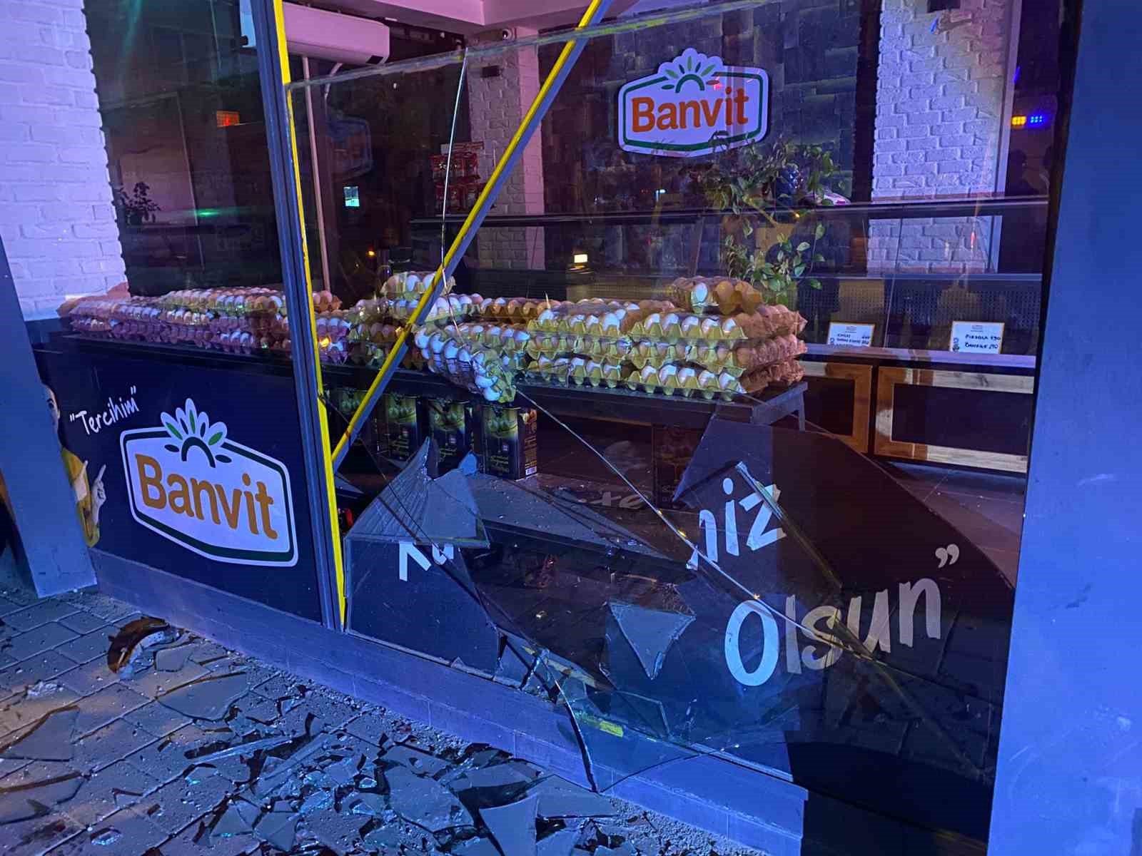 Bursa’da kontrolden çıkan otomobil önce elektrik panosuna ardından motosiklete çarptı