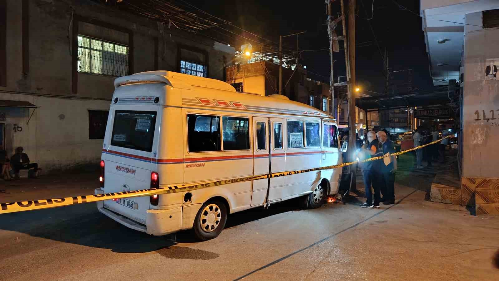 Adana’da dolmuşa silahlı saldırı: Sürücü yaralı halde 600 metre sürdü ama kurtarılamadı