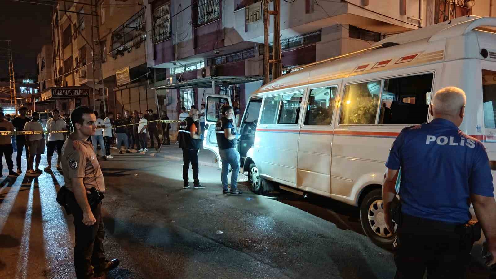 Adana’da dolmuşa silahlı saldırı: Sürücü yaralı halde 600 metre sürdü ama kurtarılamadı