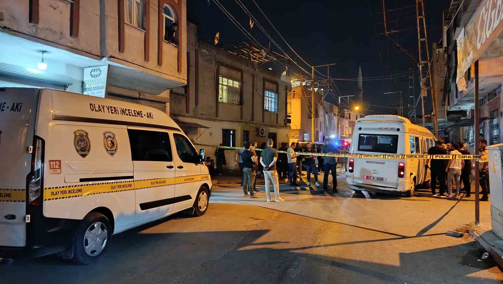 Adana’da dolmuşa silahlı saldırı: Sürücü yaralı halde 600 metre sürdü ama kurtarılamadı