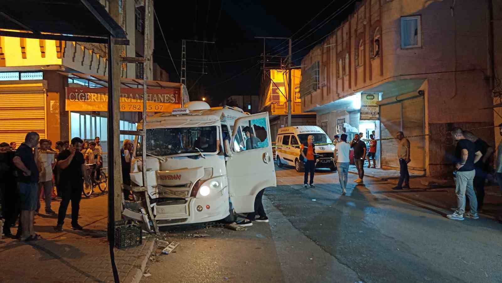 Adana’da dolmuşa silahlı saldırı: Sürücü yaralı halde 600 metre sürdü ama kurtarılamadı