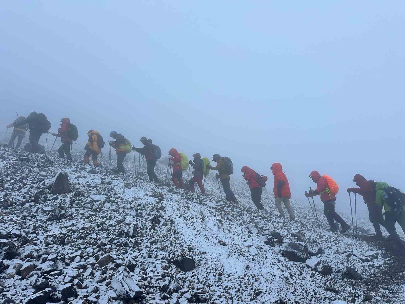 Vanlı dağcılar 7 günde Türkiye’nin en yüksek üç zirvesine çıktı