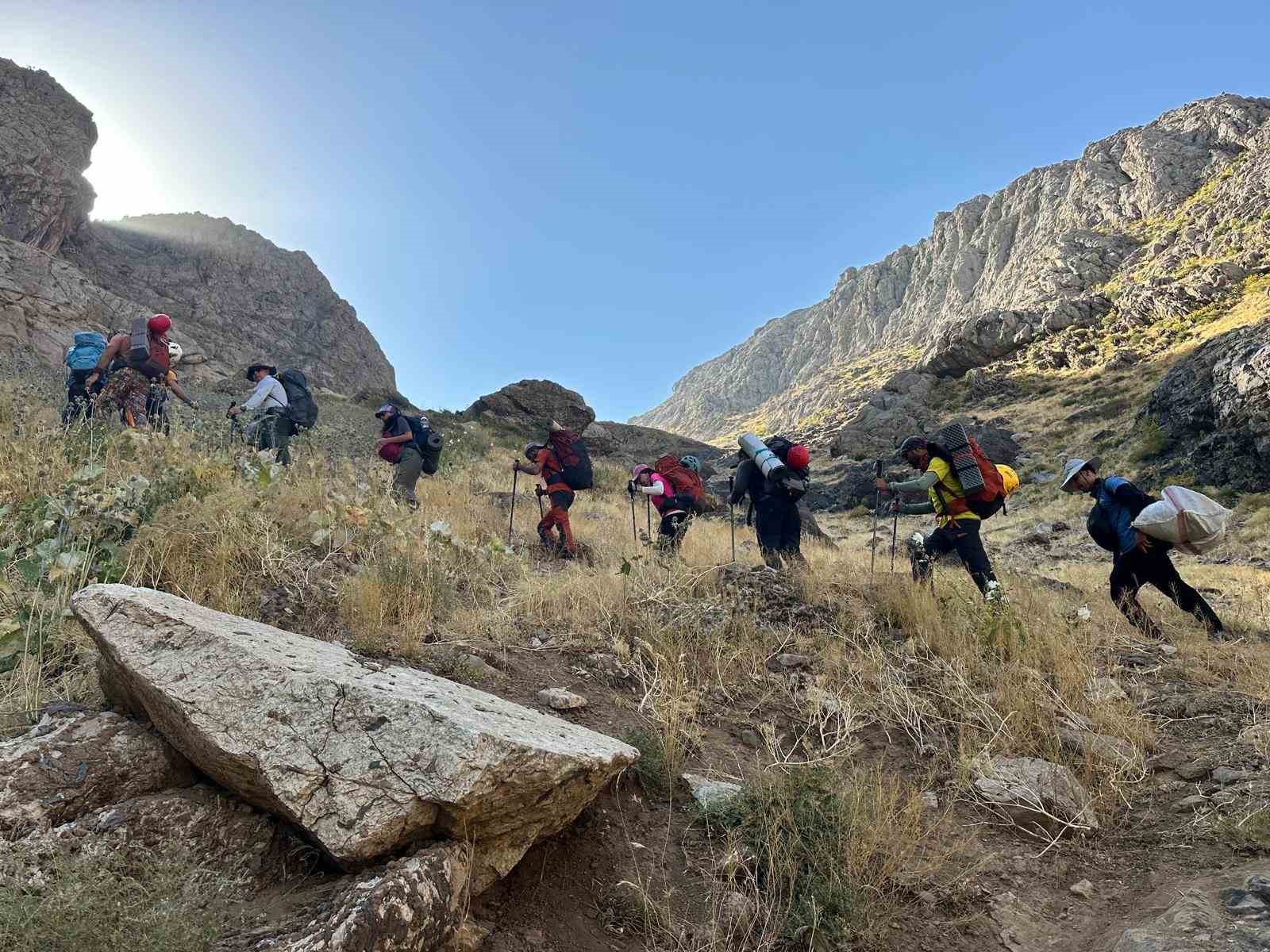 Vanlı dağcılar 7 günde Türkiye’nin en yüksek üç zirvesine çıktı