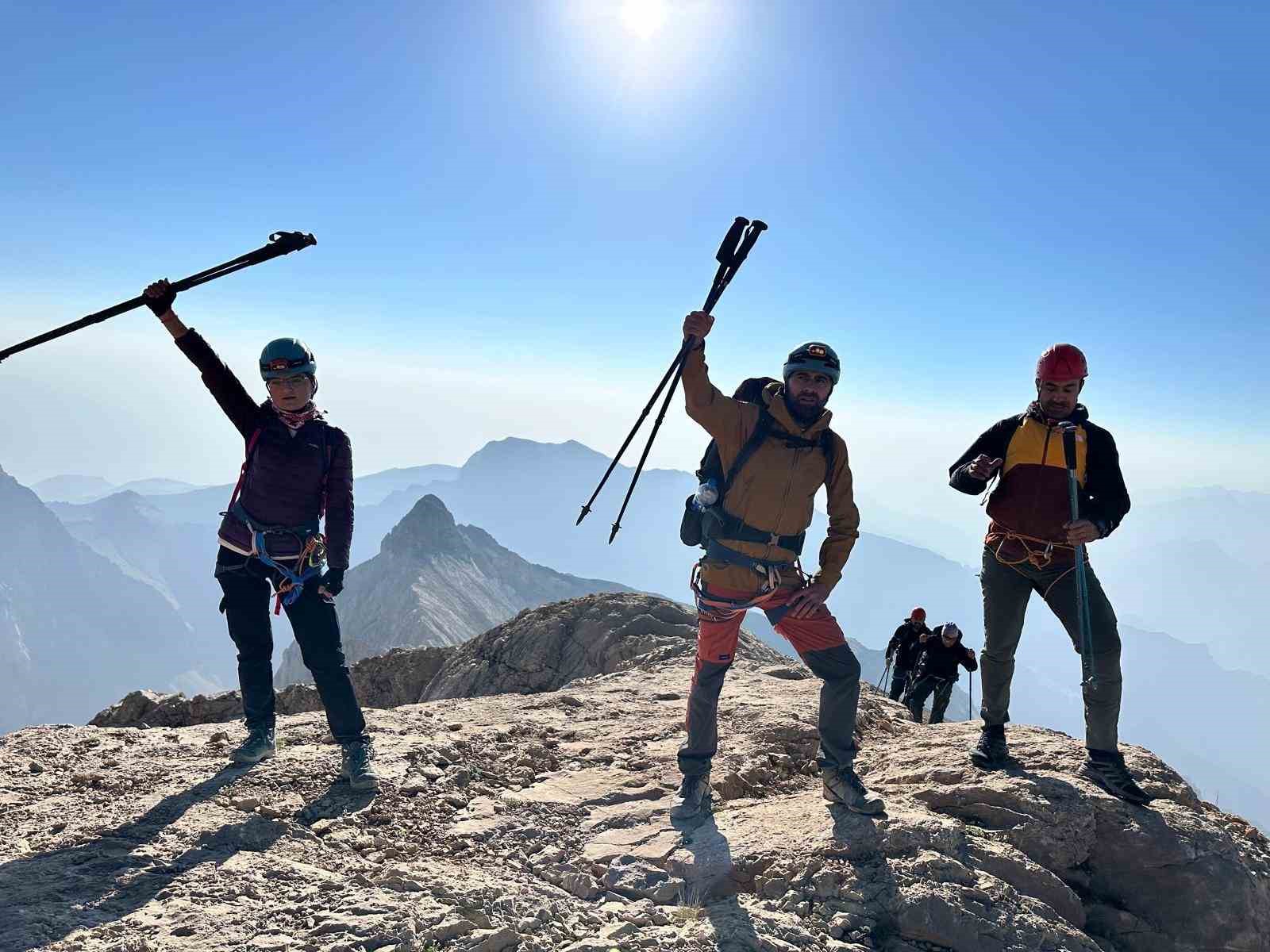 Vanlı dağcılar 7 günde Türkiye’nin en yüksek üç zirvesine çıktı