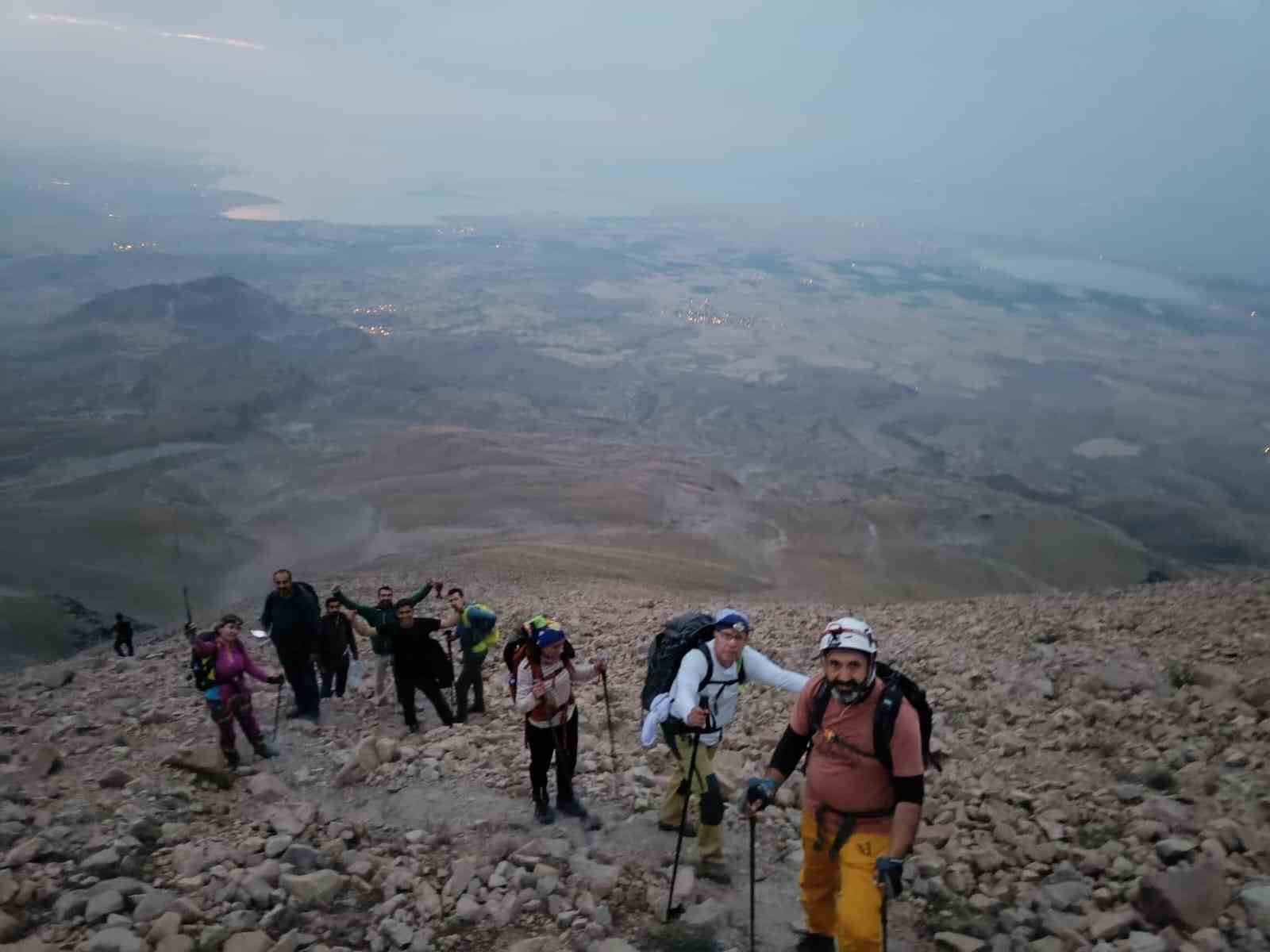 Vanlı dağcılar 7 günde Türkiye’nin en yüksek üç zirvesine çıktı