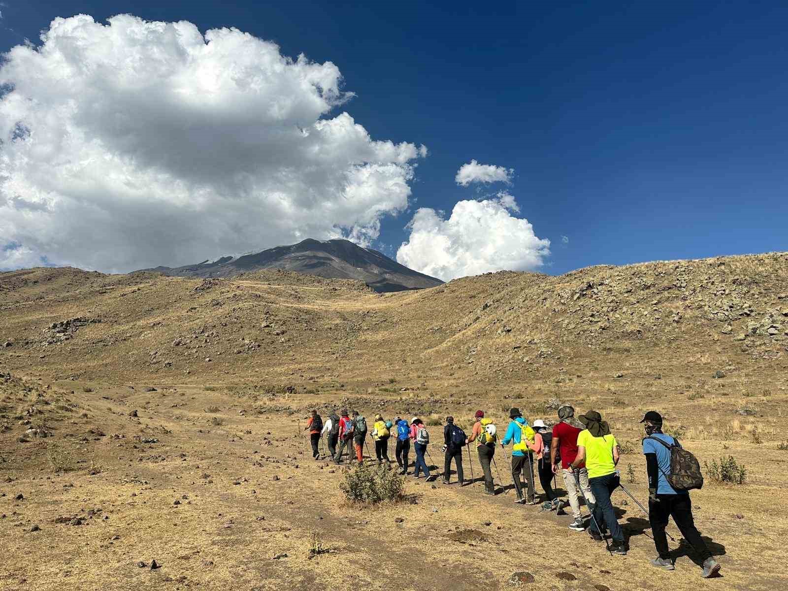 Vanlı dağcılar 7 günde Türkiye’nin en yüksek üç zirvesine çıktı