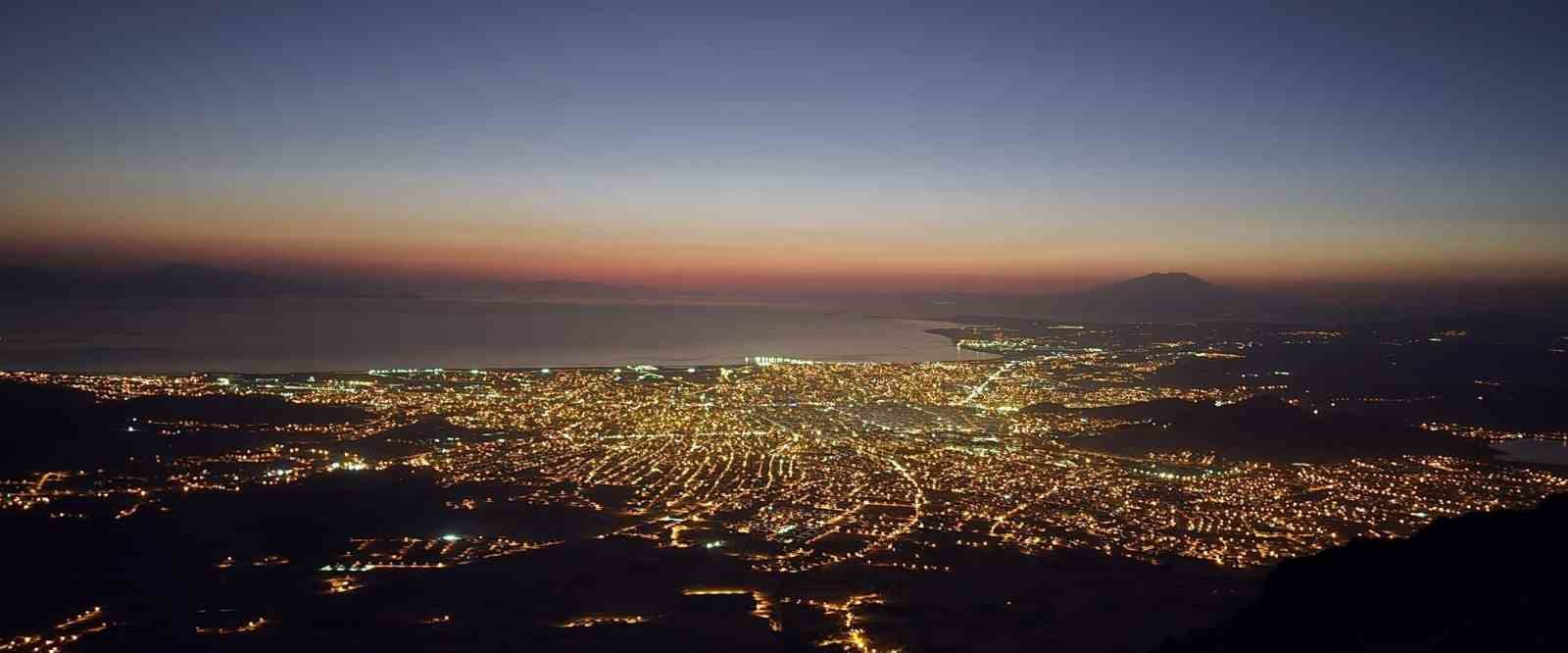 Van Gölü’ne dikkat çekmek için Erek Dağı’na tırmandılar