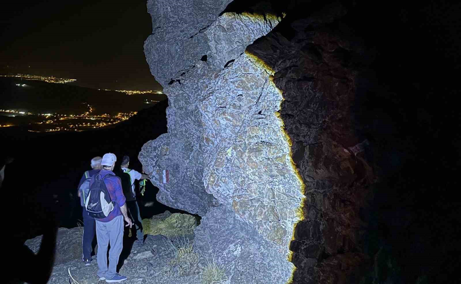 Van Gölü’ne dikkat çekmek için Erek Dağı’na tırmandılar