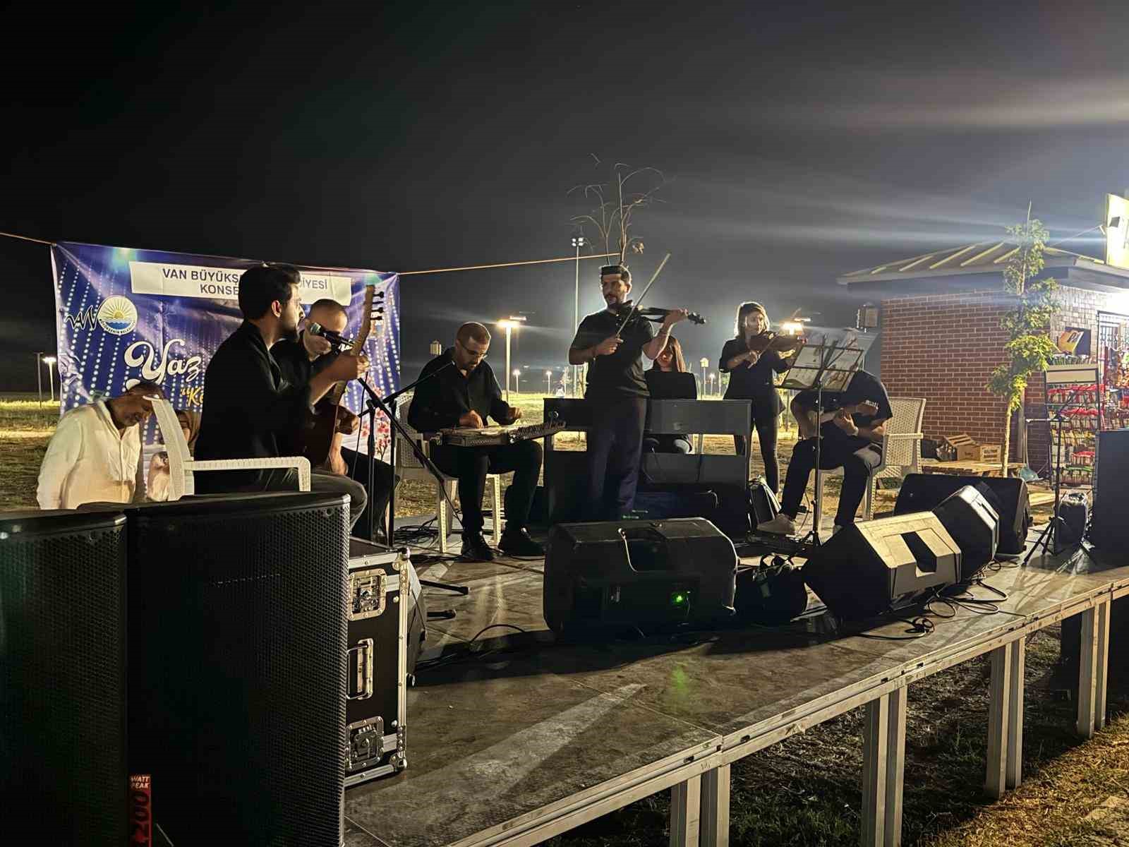 Van Büyükşehir Belediyesi’nin yaz konserlerine yoğun ilgi