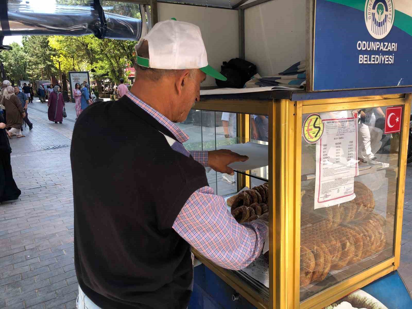Kanser olmasına rağmen günde 12 saat güneş altında çalışıyor