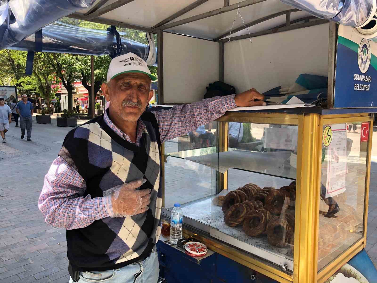 Kanser olmasına rağmen günde 12 saat güneş altında çalışıyor