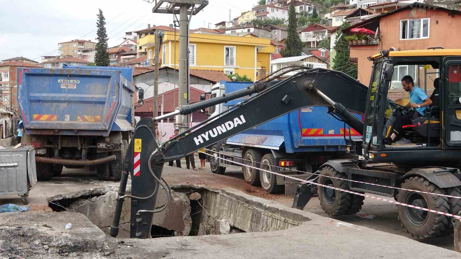 Beton zemin çöktü, hafriyat kamyonu içine düştü