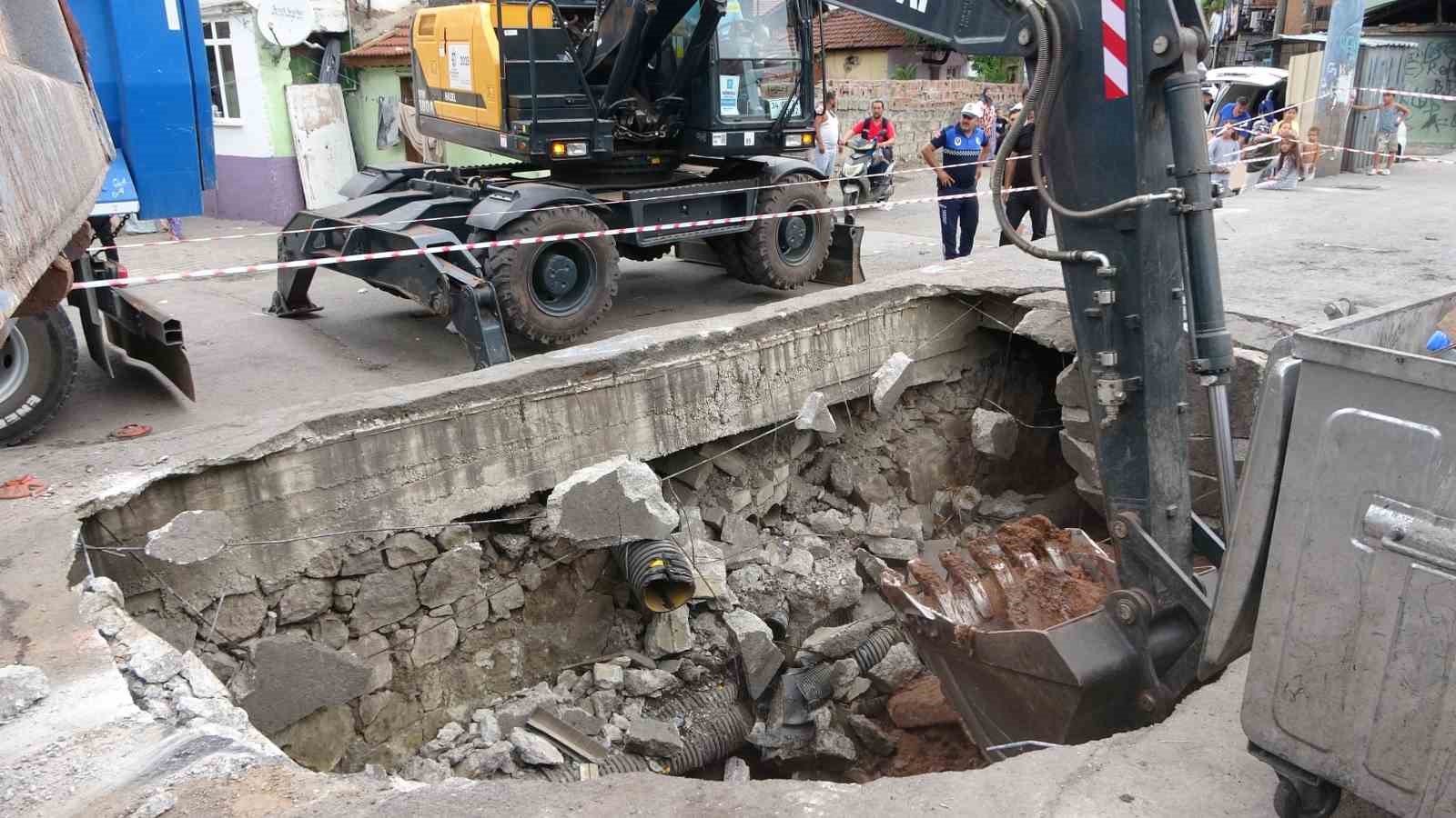 Beton zemin çöktü, hafriyat kamyonu içine düştü
