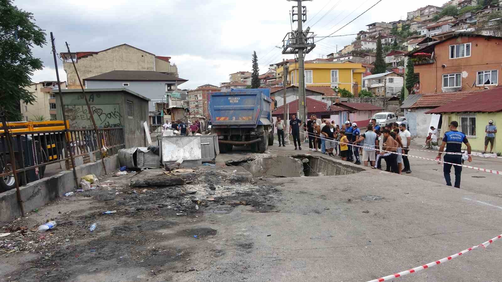 Beton zemin çöktü, hafriyat kamyonu içine düştü