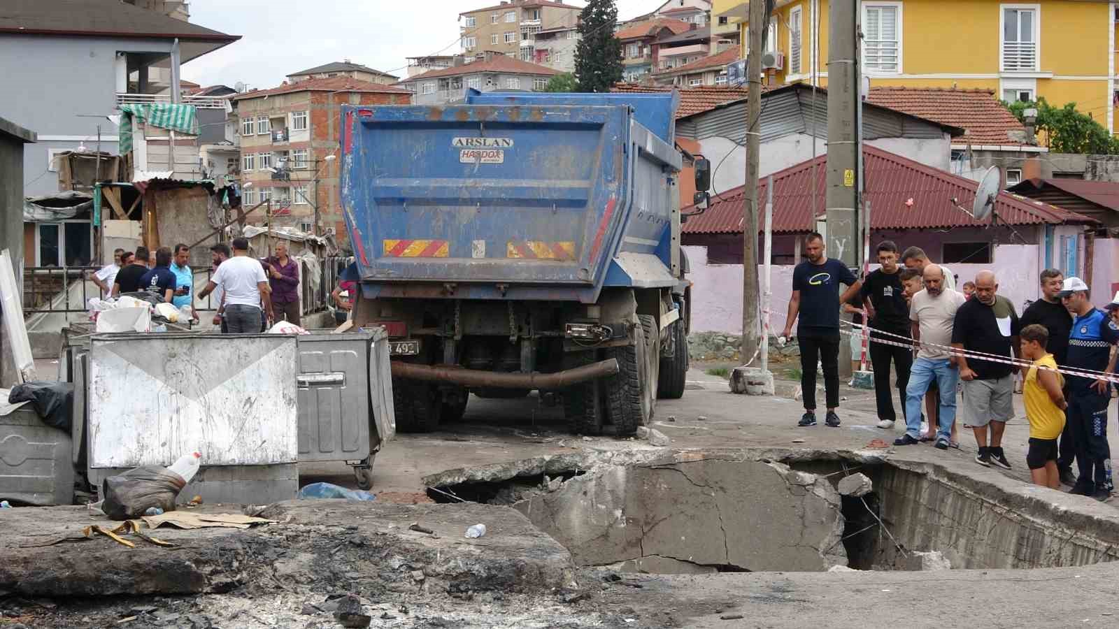 Beton zemin çöktü, hafriyat kamyonu içine düştü