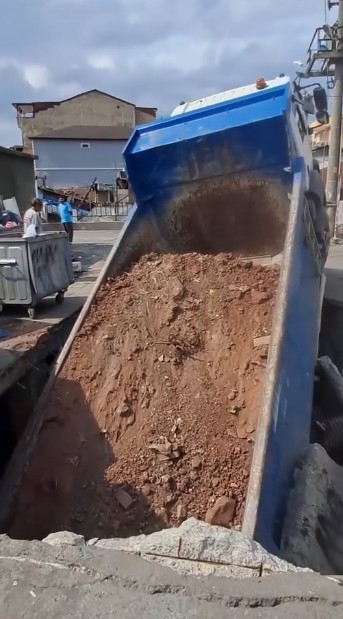 Beton zemin çöktü, hafriyat kamyonu içine düştü