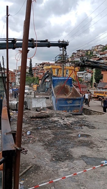 Beton zemin çöktü, hafriyat kamyonu içine düştü